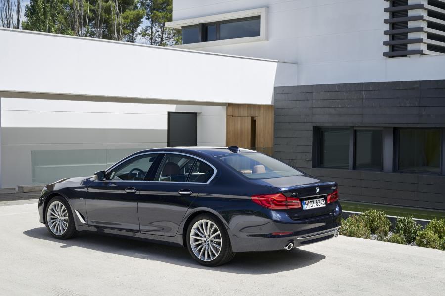  BMW 530d xDrive Sedan Luxury Line 2017 года  (WW) (фото 33 из 61)